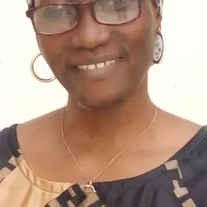 Nounou expérimentée à prendre soin et dorloter les enfants.