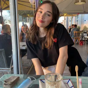 Jeune fille qui aime les animaux