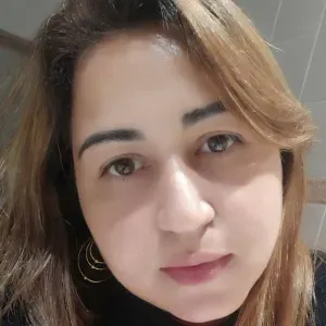 Cuidadora de animais carinhosa dedicada
