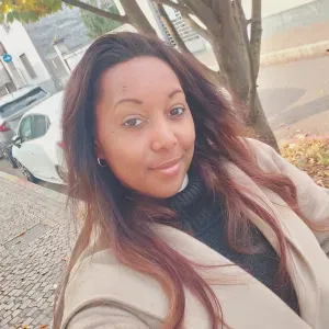 Addetto alle pulizie con grande attenzione ai dettagli