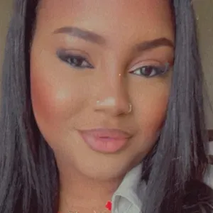 Femme douce et aimante disponible pour garde d'enfant. 