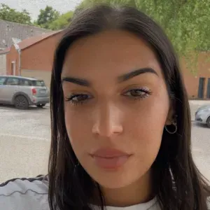 jeune femme de ménage très motivée 
