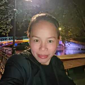 Femme qu'aime faire le ménage.