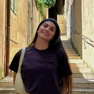 Baby-sitter diplômé d'état d'auxiliaire de puériculture 