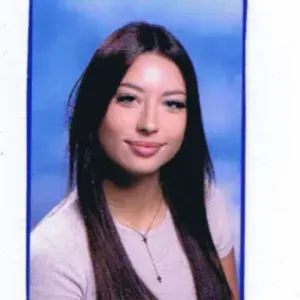 Baby-sitter qui s'occupe de ses frères et sœurs plus jeunes