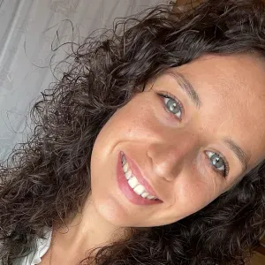 Femme de ménage sérieuse et soigneuse