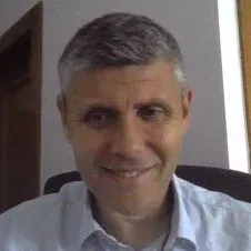 Cuidador atencioso e brincalhão