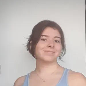 Etudiante faisant du pet-sitting