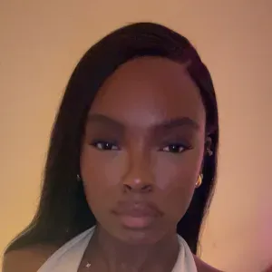 Baby-sitter et étudiante à Étampes 