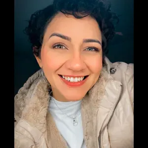 Empregada de limpeza que visa a qualidade de um bom serviço.