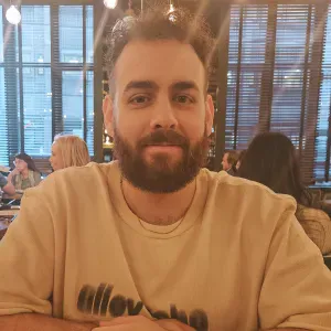 À procura de alguém para cuidar de gatinha bebe