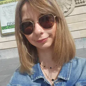 Baby-sitter fun et créatrice de sourire