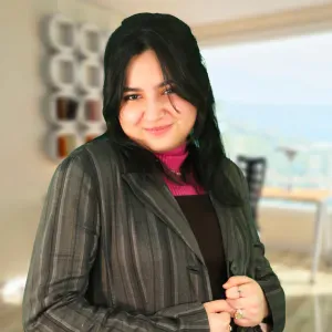 Femme de ménage étudiante sur les sables d'Olonne 