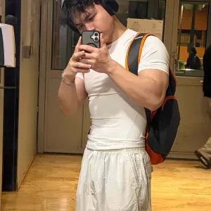 Baby sitter avec des gros bras pour protéger les enfants