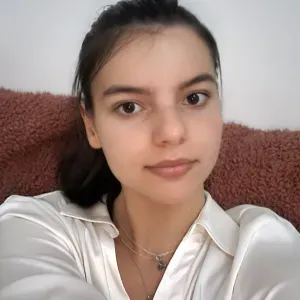 Baby-sitter expérimentée et en formation socio-pédagogique.