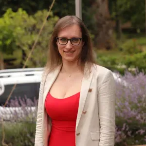 Je cherche une baby-sitter pour le matin avant l'école 
