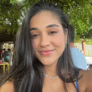 Estudante universitária disponível para babysitting