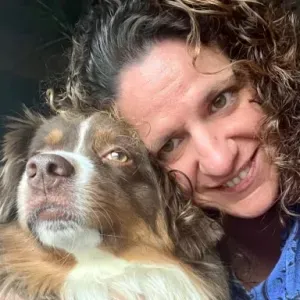 Mitfühlende Erzieherin bei älteren Leuten