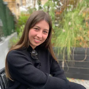 Rapariga disponível para cuidar de crianças! 