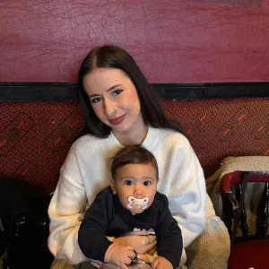 Baby-sitter qui ramène de l'amour et de la joie