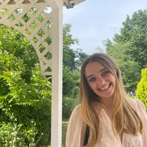 Étudiante sage-femme – babysitting jour/nuit à Marseille