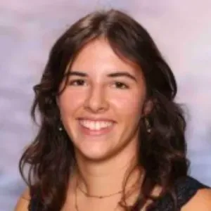 Jeune baby-sitter habitué à être au contact des enfants 