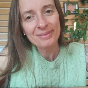 Donna affidabile per pulizie domestiche e cura della casa