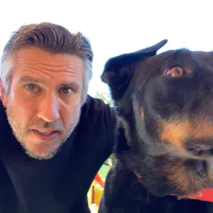 Homme seul en maison avec Jardin clos