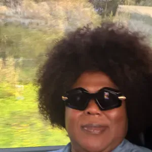 Empregado de limpeza numa residência responsável pela mesma 