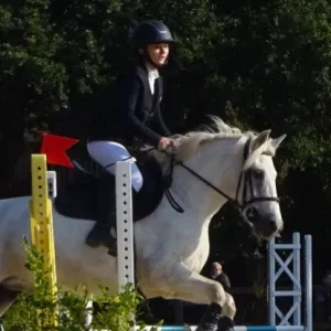 Jeune étudiante proposant services ménagers occasionnels 