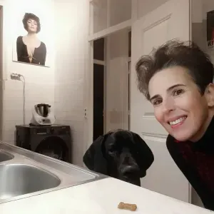 Cuidadora num abrigo de cães (canil)