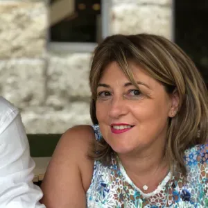 Menina para cuidar da casa