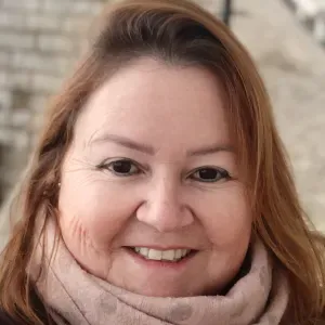 Empregada de limpeza, especialista e minusiosa  