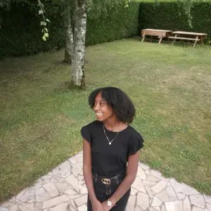 **Disponible pour garder vos enfants avec joie et attention 