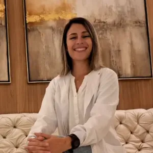 Babysitter com experiência e formação em saúde