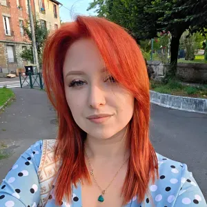 Femme de ménage attentive et soigneuse