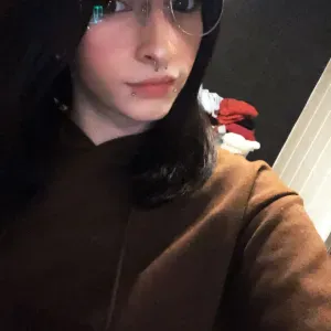 Manon Girard, Baby Sitter à Parthenah