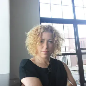 Procura-se cuidados para quatro gatos.