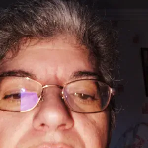 Femme de ménage qui habite dans une petite ville 