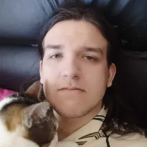 Gardien motivé ! S'assure que votre absence ne trouble pas.