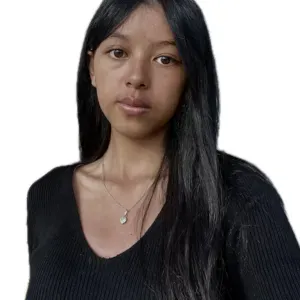 Jeune baby-sitter qui étudie dans le 6è