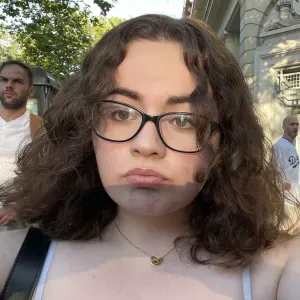 Jeune Baby-Sitter Douce et Gentille