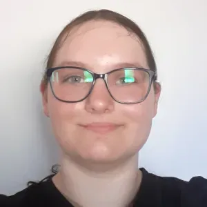 Jeune baby-sitter connaissant le quotidien avec un handicap