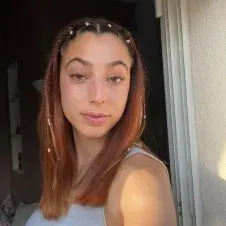 Baby-sitter souriante et amusante