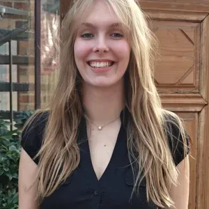 Goedlachs en verantwoordelijke oppasser.