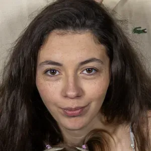 Femme de ménage bully les mines 