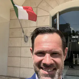 I am an American living in Milan and would love to help.