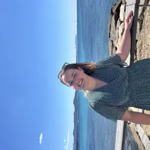 Baby-sitter sérieuse et souriante