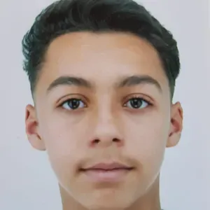 Garde d'enfants avec le sourire, la sécurité et la tendresse