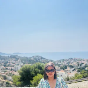 Hello! I am an experienced English speaking nanny.